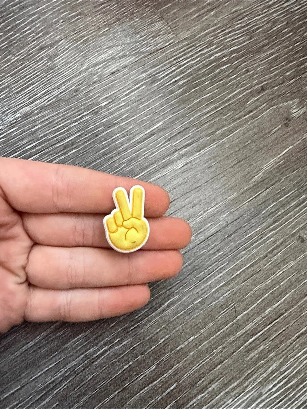 GoGirlz, Inc. Yellow Peace Sign Pin Like New